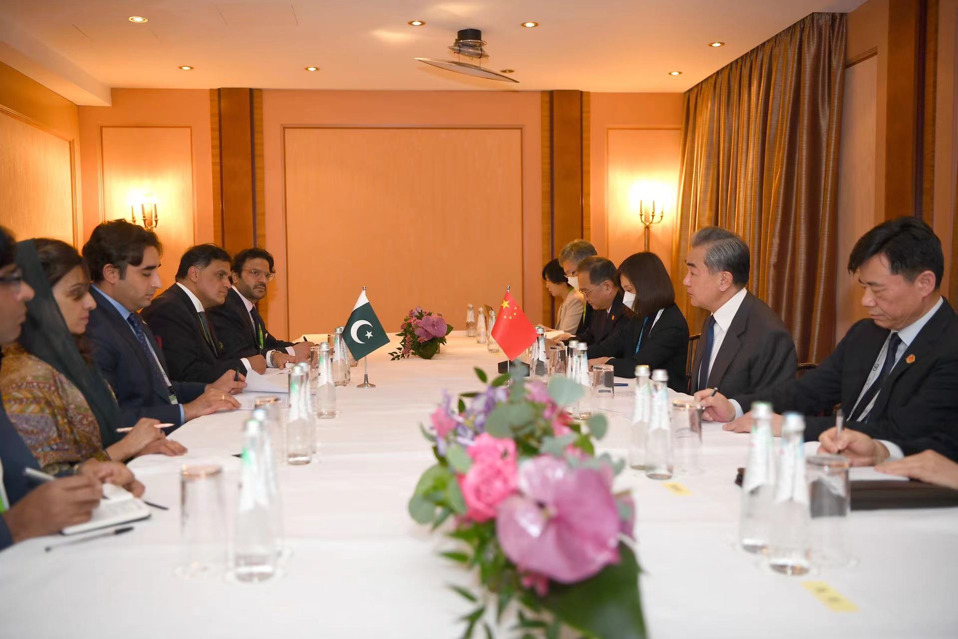 Wang Yi (2nd R) holds talks with Pakistani Foreign Minister Bilawal Bhutto Zardari on the sidelines of the 59th Munich Security Conference in Munich, Germany, February 17, 2023. /CMG