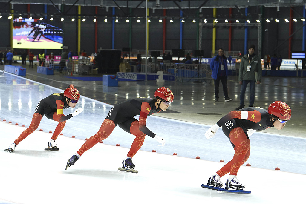 Players of Team China compete during the women's team sprint event at the ISU Speed Skating World Cup in Tomaszow Mazowiecki, Poland, February 18, 2023. /CFP