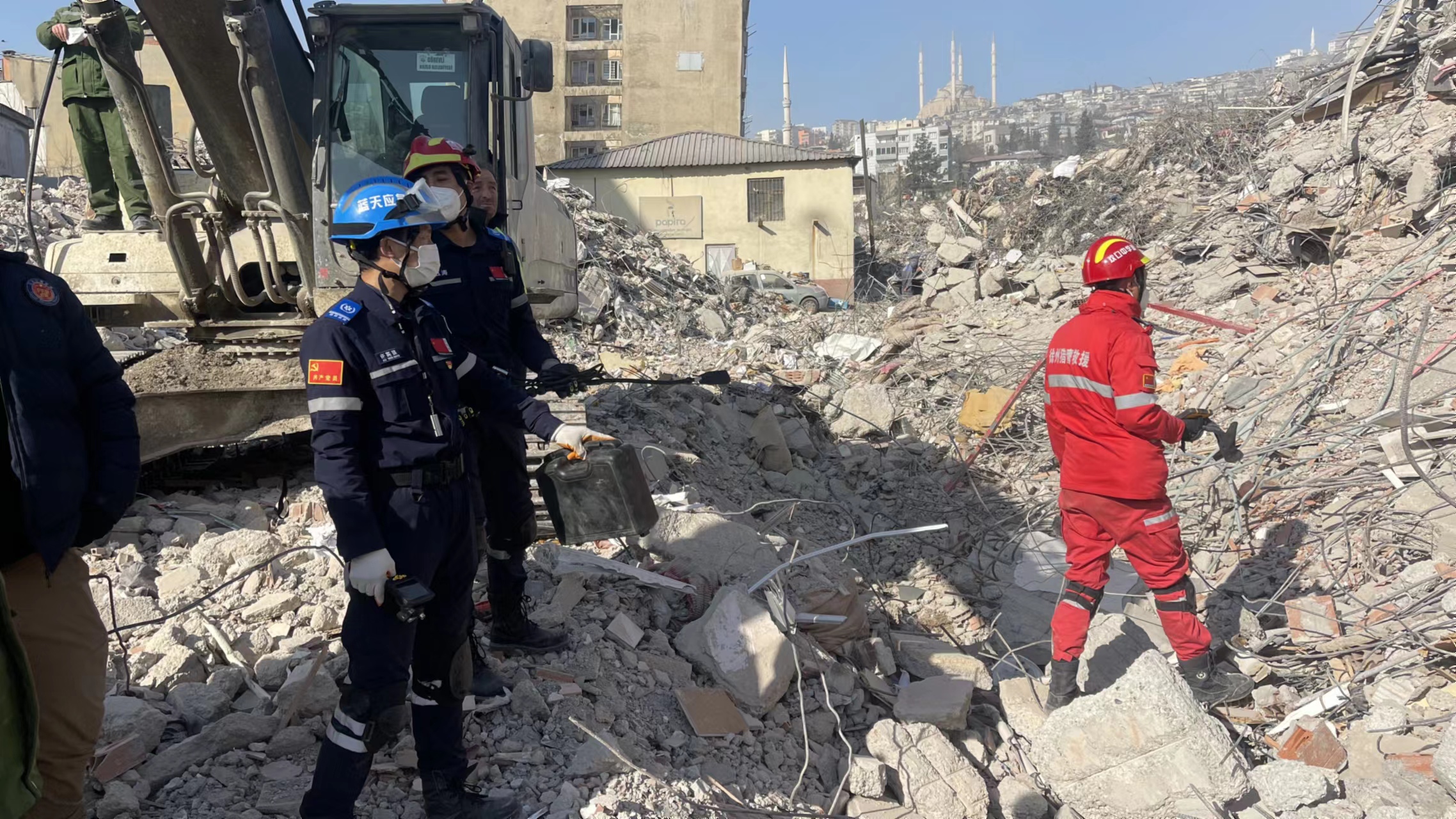 Xu Yingqiang (L1) and other teammates work at a rescue site, Kahramanmaras, Türkiye, February 13, 2023. /Courtesy of Xu Yingqiang