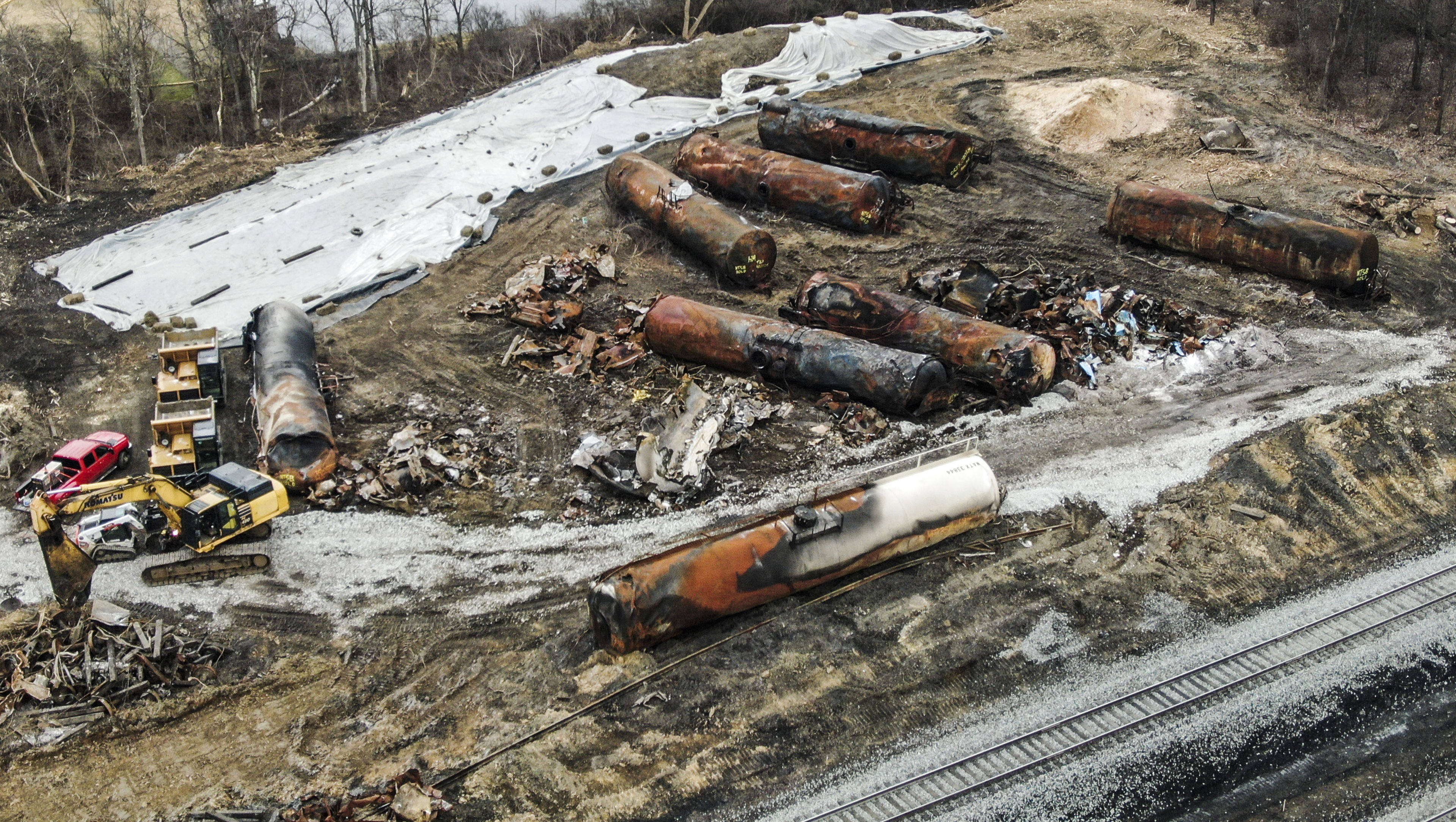 An aerial photo made with a drone shows damaged railroad tank cars scattered about as cleanup continues in the aftermath of a Norfolk Southern freight train derailment that has created concern by residents over the release of toxic chemicals in East Palestine, Ohio, U.S., February 17, 2023 /IC
