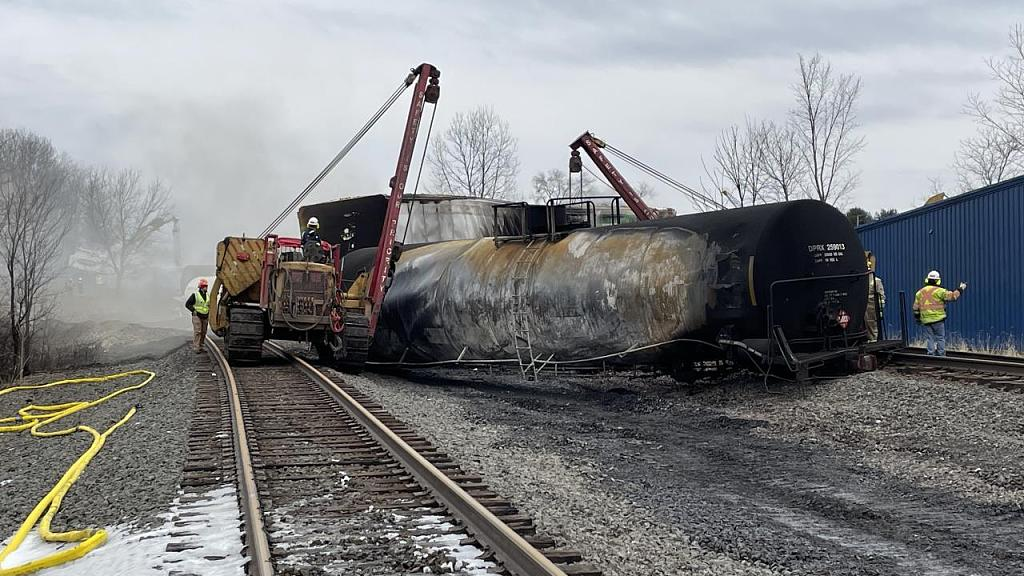 Officials continue to conduct operation and inspect the area after the train derailment in East Palestine, Ohio, U.S., February 17, 2023. /CFP 