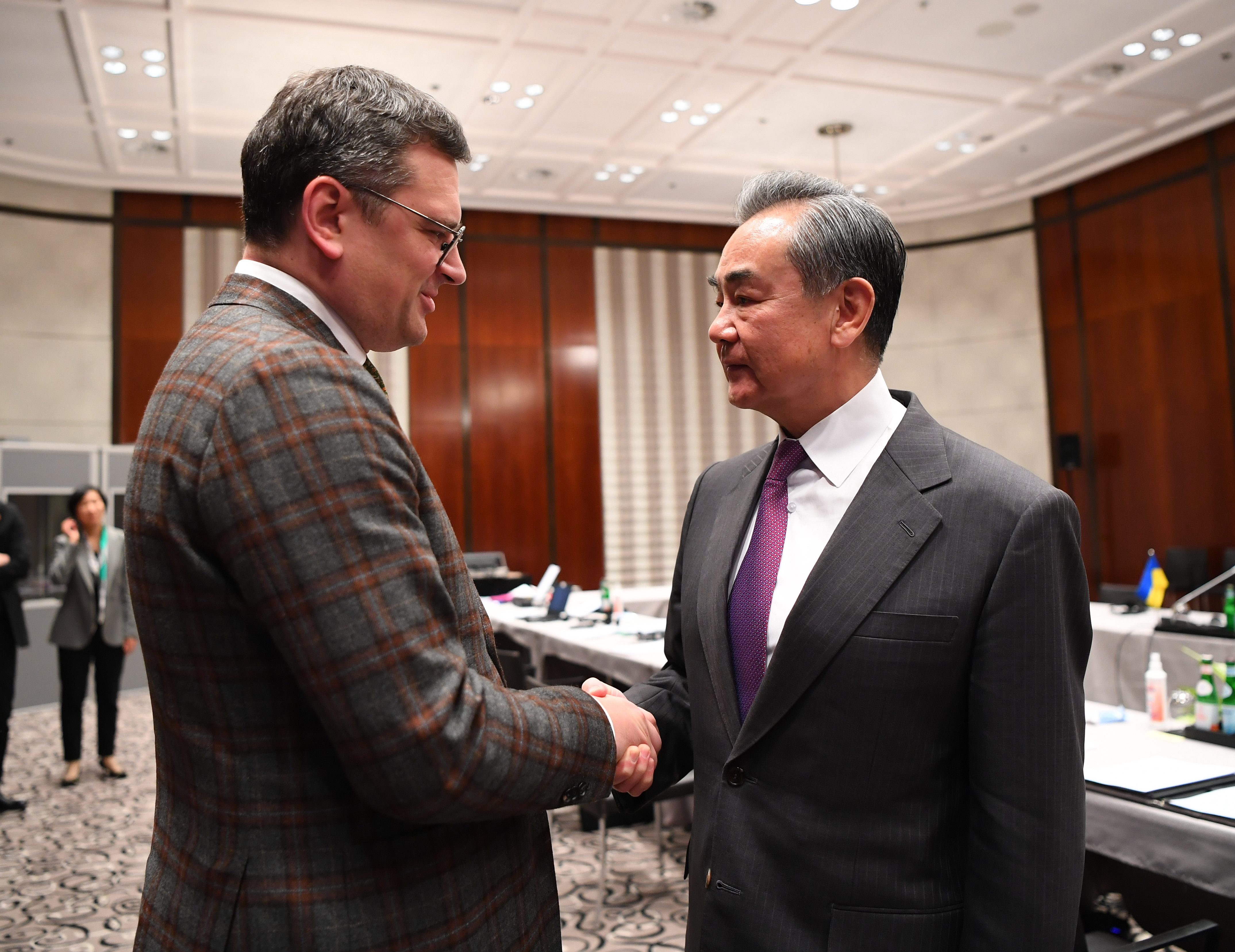 Wang Yi, a member of the Political Bureau of the CPC Central Committee and director of the Office of the Foreign Affairs Commission of the CPC Central Committee, shakes hands with Ukrainian Foreign Minister Dmytro Kuleba in Munich, Germany, February 18, 2023. /Chinese Foreign Ministry