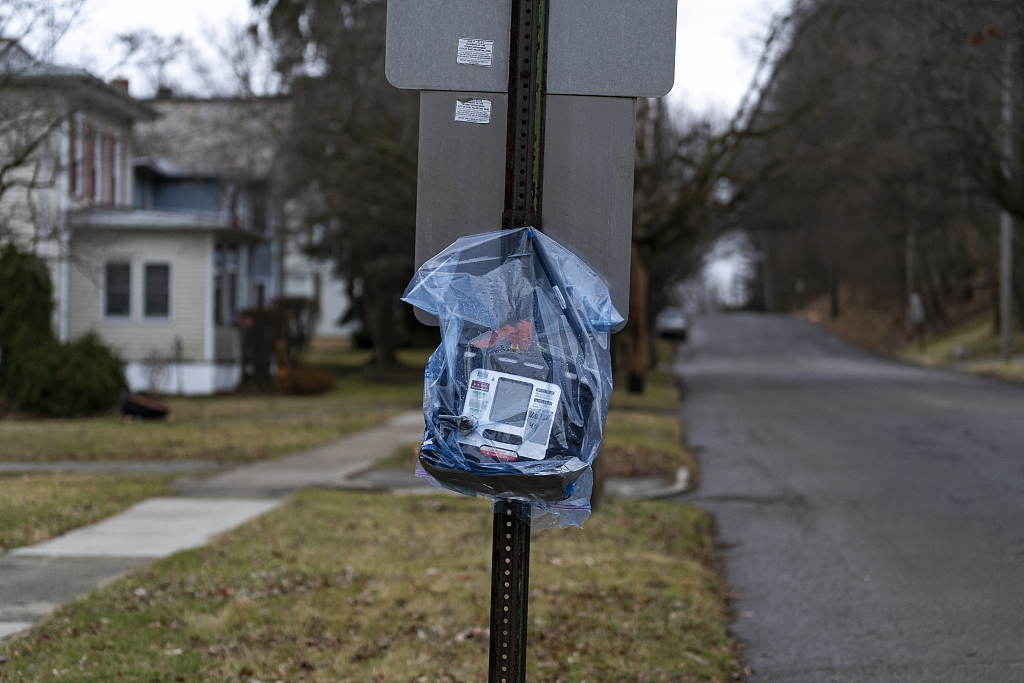 An air quality monitor hangs on a stop sign in East Palestine, Ohio, February 17, 2023. /CFP 