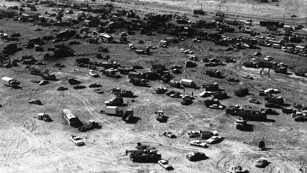 Hundreds of burned out and destroyed civilian and military vehicles lie scattered in the Kuwait desert, March 1, 1991, the site of a fatal trip home for Iraqi soldiers who were cut off by allied air power as they tried to flee on the highway from Kuwait City to Baghdad. /CFP