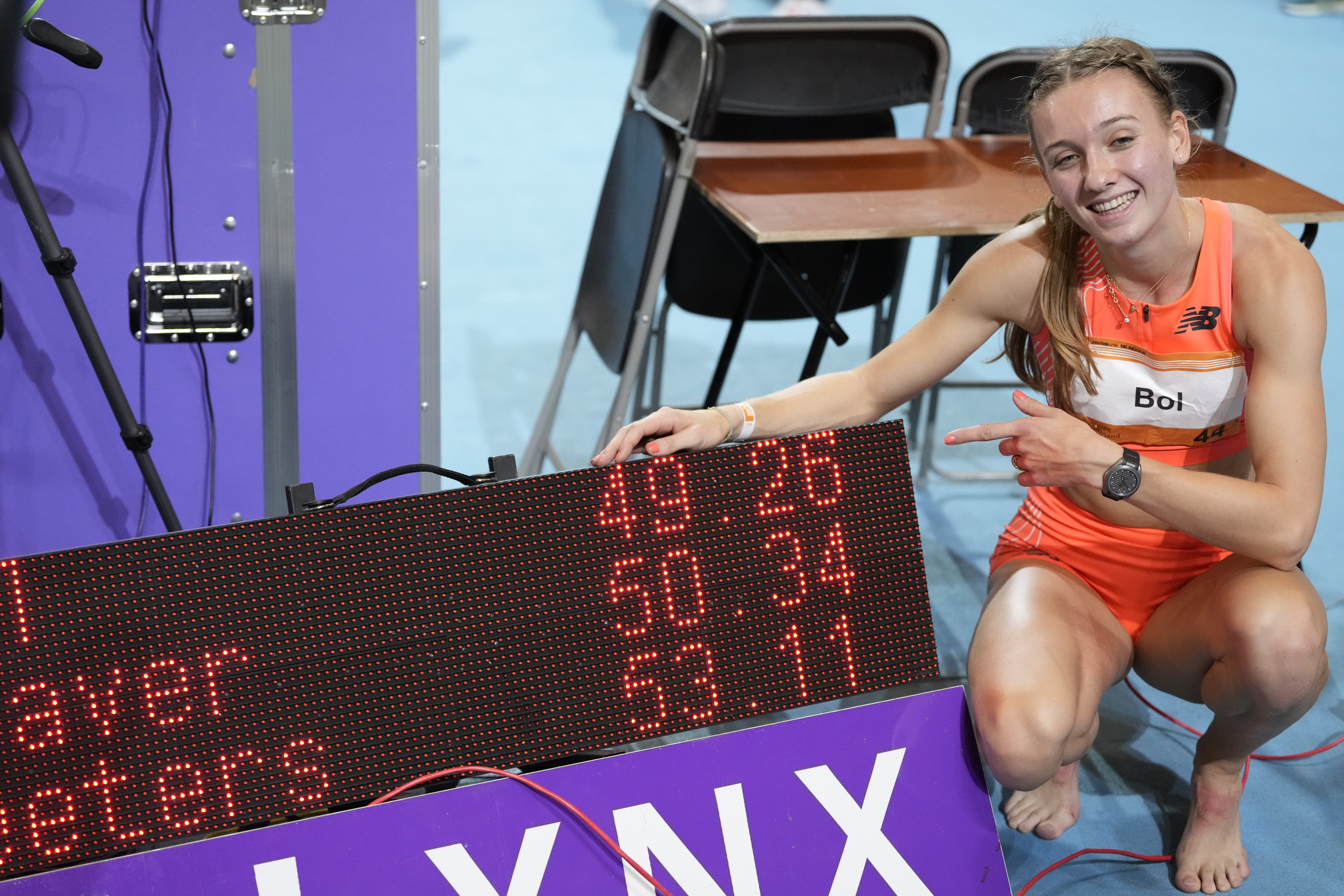 Femke Bol poses with her record of 49.26 seconds after winning the indoor women's 400-meter gold medal in the Dutch indoor championships in Apeldoorn, the Netherlands, February 19, 2023. /CFP