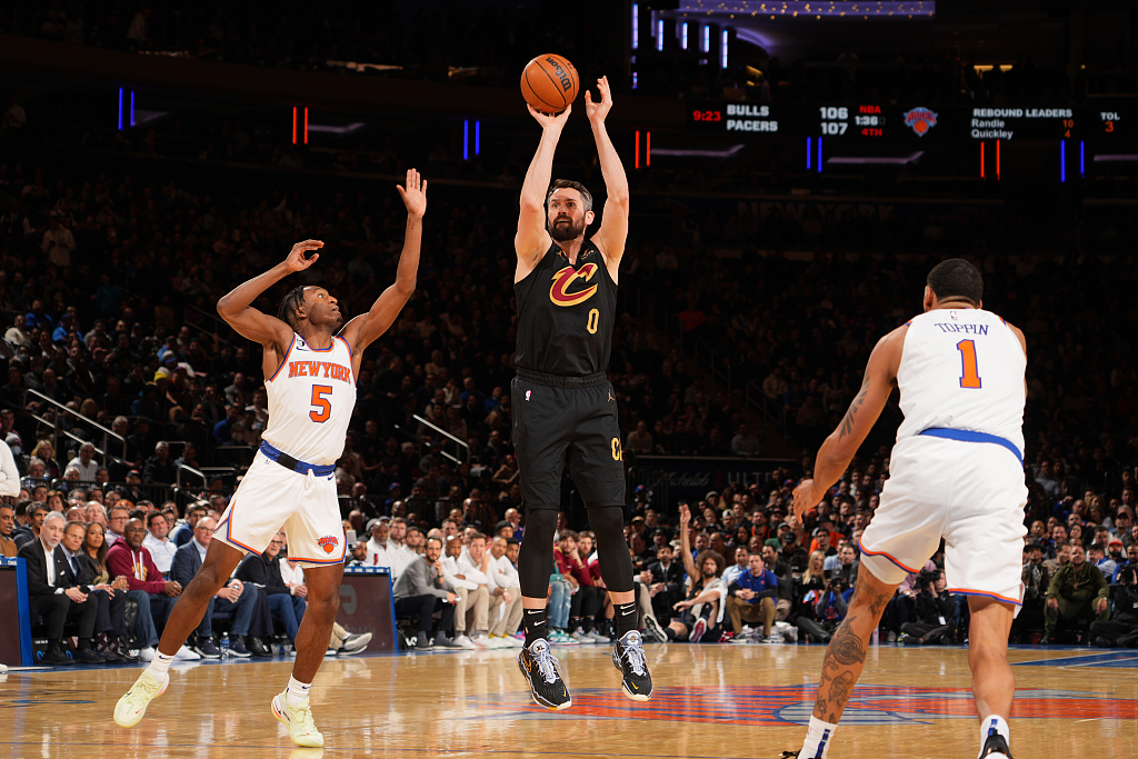 Kevin Love (#0) of the Cleveland Cavaliers shoots in the game against the New York Knicks at Madison Square Garden in New York City, January 24, 2023. /CFP