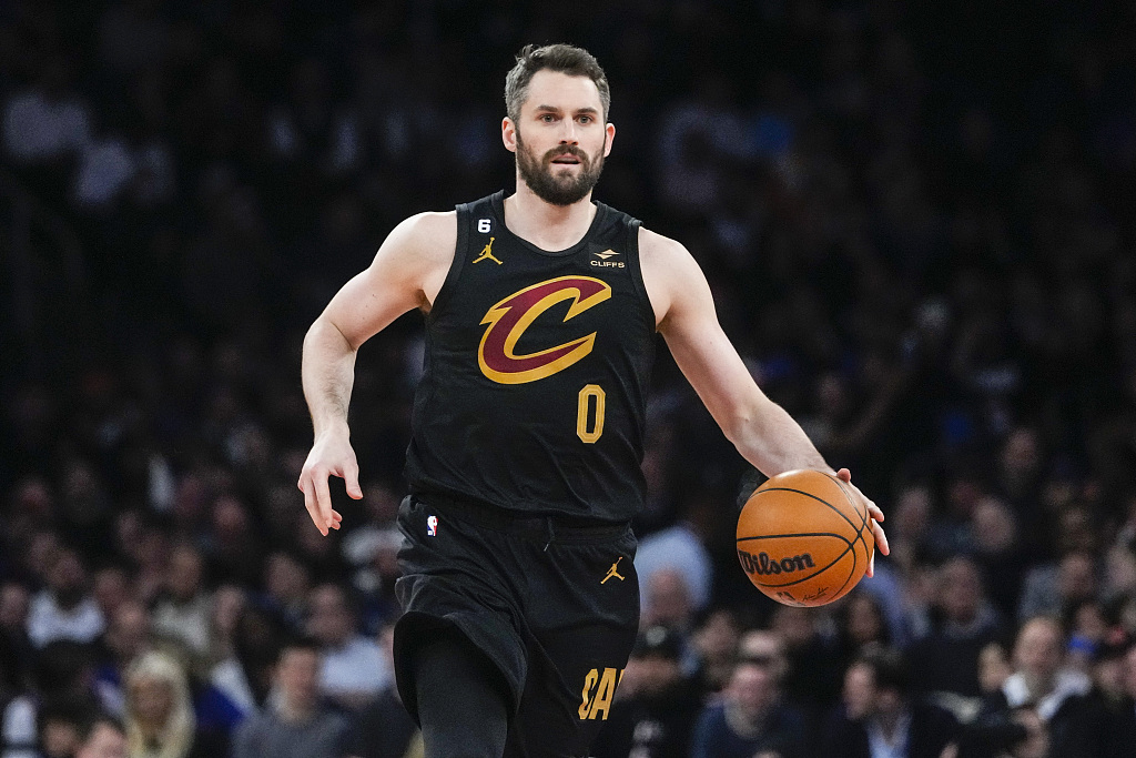 Kevin Love of the Cleveland Cavaliers dribbles in the game against the New York Knicks at Madison Square Garden in New York City, January 24, 2023. /CFP