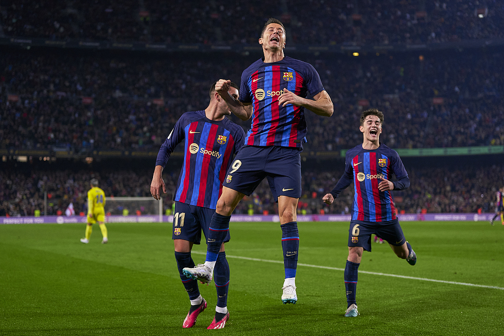 Robert Lewandowski (C) of Barcelona celebrates with teammates during their clash with Cadiz CF at Camp Nou in Barcelona, Spain, February 19, 2023. /CFP