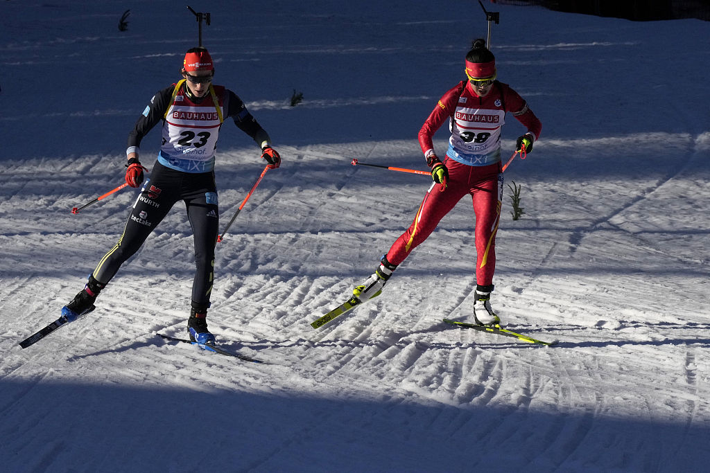 Vanessa Voigt of Germany (L) and Chu Yuanmeng of China compete in the women's 15 kilometers individual event at the Biathlon World Championships in Oberhof, Germany, February 15, 2023. /CFP