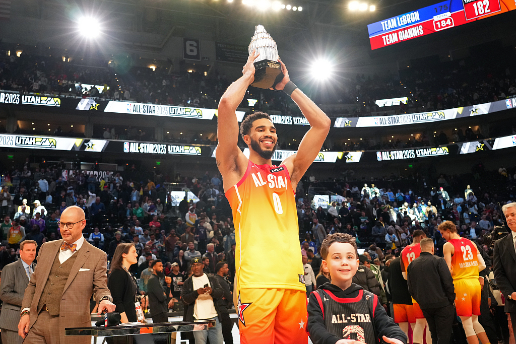 Jayson Tatum (#0) of Team Giannis celebrates with the Kobe Bryant NBA All-Star Game Most Valuable Player Trophy after the 184-175 win over Team LeBron at Vivint Arena in Salt Lake City, Utah, February 19, 2023. /CFP