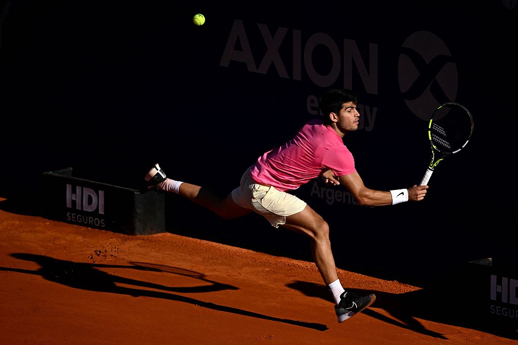 Spaniard Carlos Alcaraz returns the ball to British Cameron Norrie during the final of the Argentina Open in Buenos Aires, February 19, 2023. /CFP