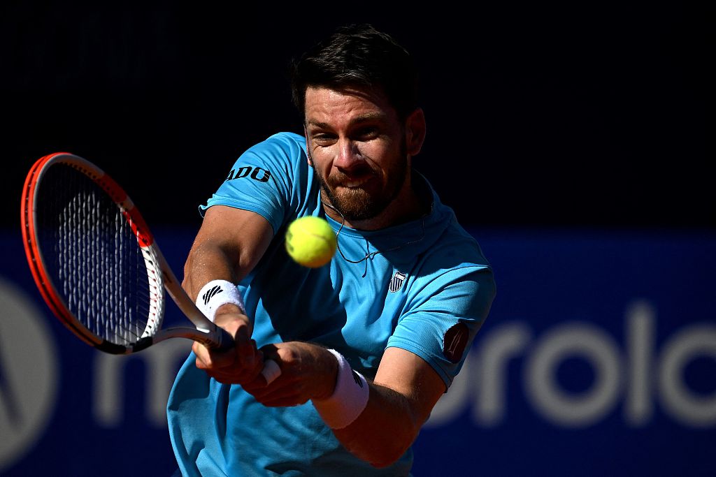 British Cameron Norrie returns the ball to Spaniard Carlos Alcaraz during the final of the Argentina Open in Buenos Aires, February 19, 2023. /CFP