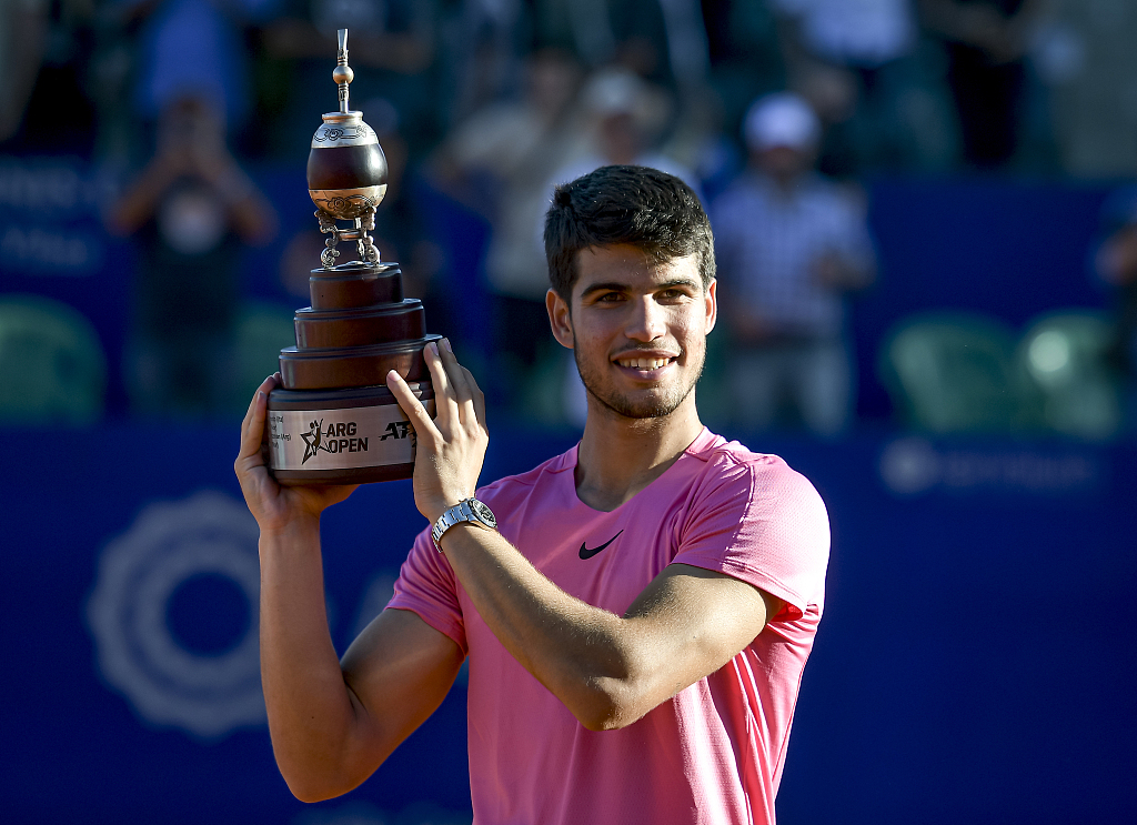 Carlos Alcaraz of Spain lifts the trophy after winning the men's singles final at the Argentina Open in Buenos Aires, February 19, 2023. /CFP