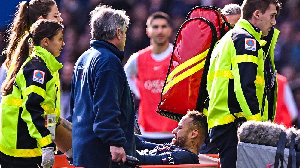 PSG striker Neymar leaves the pitch injured during their Ligue 1 clash with Lille at Parc des Princes in Paris, France, February 19, 2023. /CFP