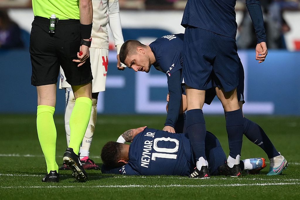 PSG striker Neymar is comforted by teammate Marco Verratti during their Ligue 1 clash with Lille at Parc des Princes in Paris, France, February 19, 2023. /CFP