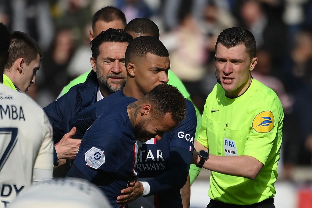 PSG talisman Kylian Mbappe (C) checks on Neymar's injury during their Ligue 1 clash with Lille at Parc des Princes in Paris, France, February 19, 2023. /CFP