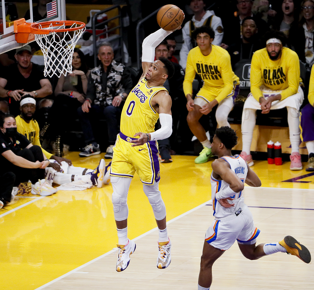 Russell Westbrook (#0) of the Los Angeles Lakers dunks against the Oklahoma City Thunder at the Crypto.com Arena in Los Angeles, California, February 7, 2023. /CFP