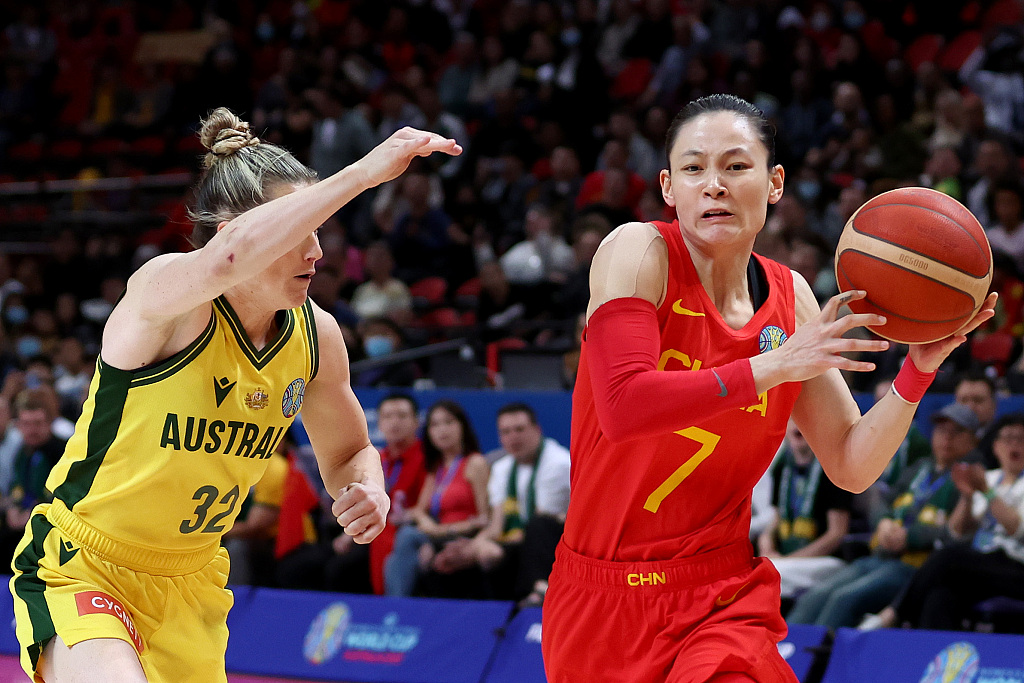 Yang Liwei (#7) of China penetrates in the FIBA Women's Basketball World Cup semifinals against Australia at Sydney Superdome in Sydney, Australia, September 30, 2022. /CFP