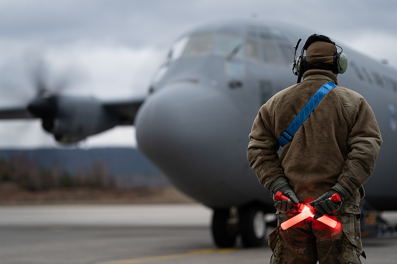 A U.S. Air Force Airman assigned to Ramstein Air Base, Germany, marshals a C-130J Super Hercules aircraft prior to departure for Poland, February 3, 2022. /CFP