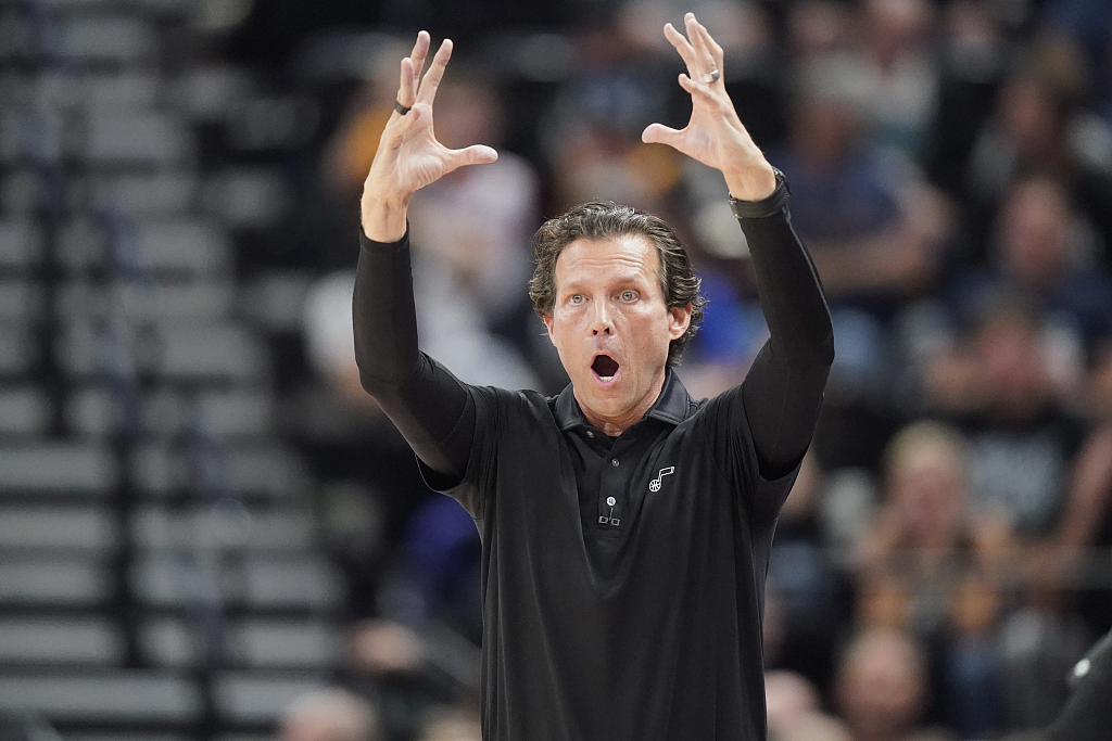 Quin Snyder, head coach of the Utah Jazz, gives instructions to his players during Game 6 of the NBA Western Conference first-round playoffs against the Dallas Mavericks at Vivint Arena in Salt Lake City, Utah, April 28, 2022. /CFP