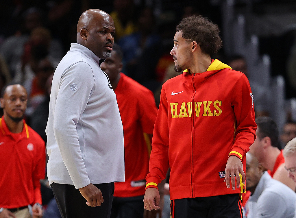 Nate McMillan (L), head coach of the Atlanta Hawks, and the team's franchise guard Trae Young look at each other ahead of the game against the Oklahoma City Thunder at State Farm Arena in Atlanta, Georgia, December 5, 2022. /CFP