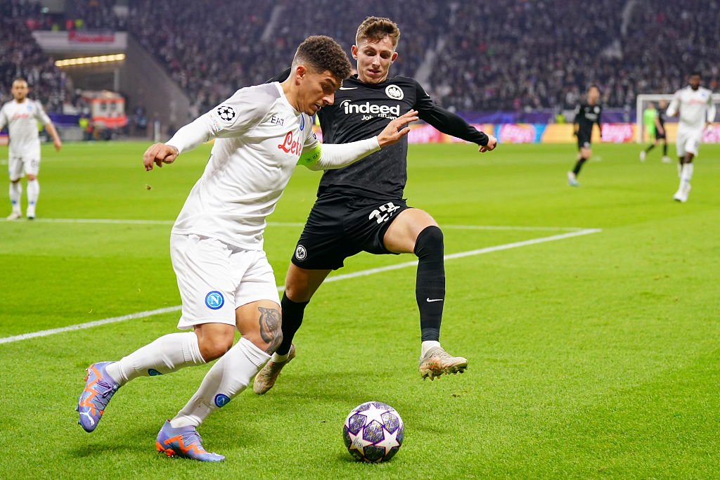 Giovanni Di Lorenzo (L) of Napoli and Jesper Lindstrom of Eintracht Frankfurt battle for the ball during their Champions League round of 16 first leg match at the Deutsche Bank Arena in Frankfurt, Germany, February 21, 2023. /CFP