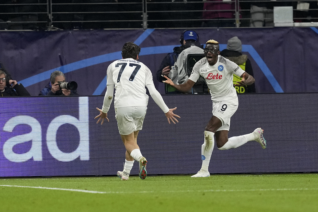 Victor Osimhen (R) of Napoli celebrates with teammate Khvicha Kvaratskhelia after scoring a goal against Eintracht Frankfurt during their Champions League round of 16 first leg match at the Deutsche Bank Arena in Frankfurt, Germany, February 21, 2023. /CFP
