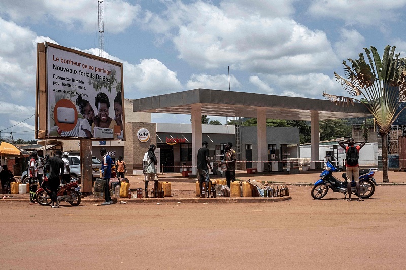 Fuel vendors sell fuel in front of an emtpy gas station in the city center in Bangui, October 16, 2022. /CFP