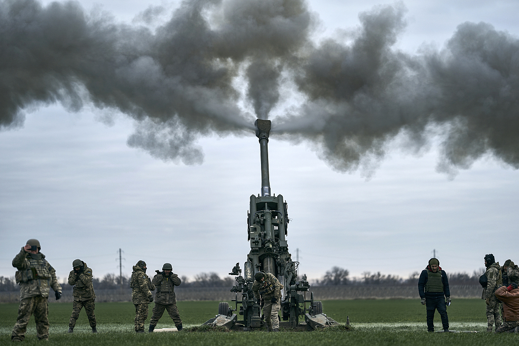 Ukrainian soldiers fire at Russian positions from a U.S.-supplied M777 howitzer in Kherson region, Ukraine, January 9, 2023. /CFP