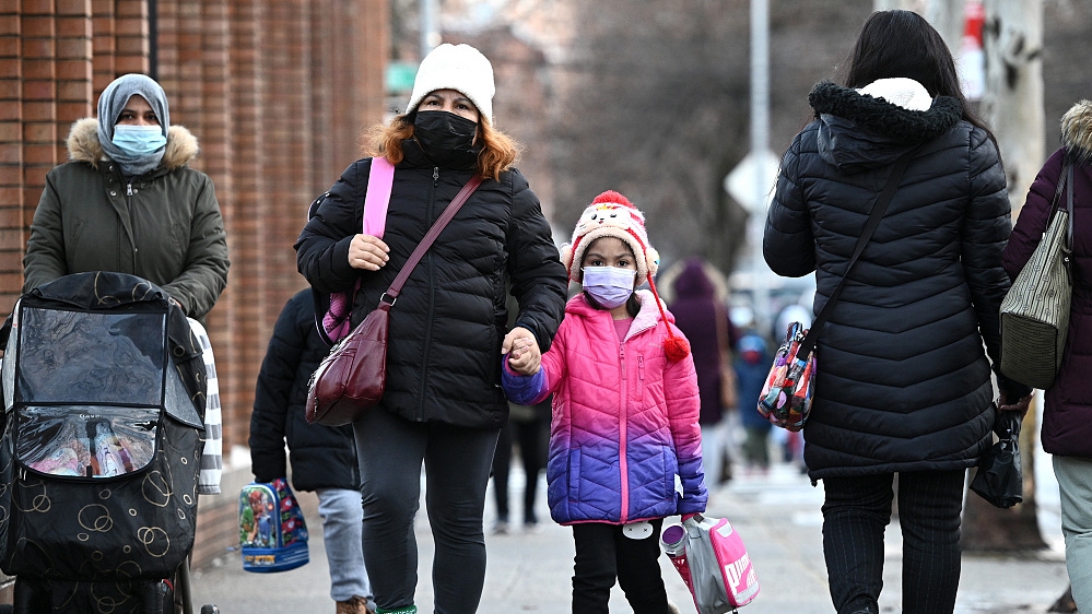 A child wears a mask while being accompanied to school in the New York City borough of Queens, New York, the U.S., February 8, 2022. /CFP
