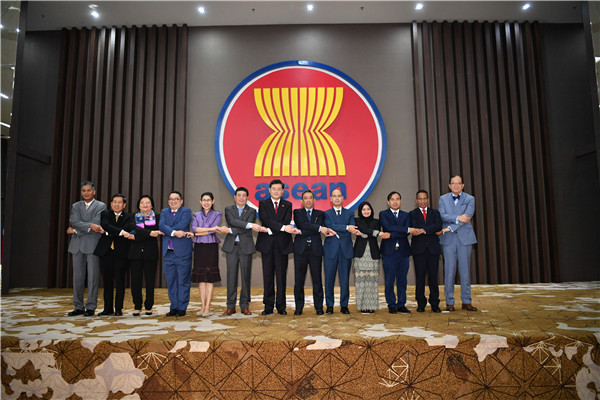 Qin Gang (C) meets with members of the Committee of Permanent Representatives to ASEAN in Jakarta, Indonesia,  February 22, 2023. /MOFA