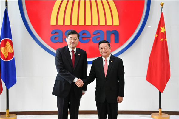 Chinese Foreign Minister Qin Gang (L) shakes hands with ASEAN Secretary-General Kao Kim Hourn during their meeting in Jakarta, Indonesia, February 22, 2023. /MOFA