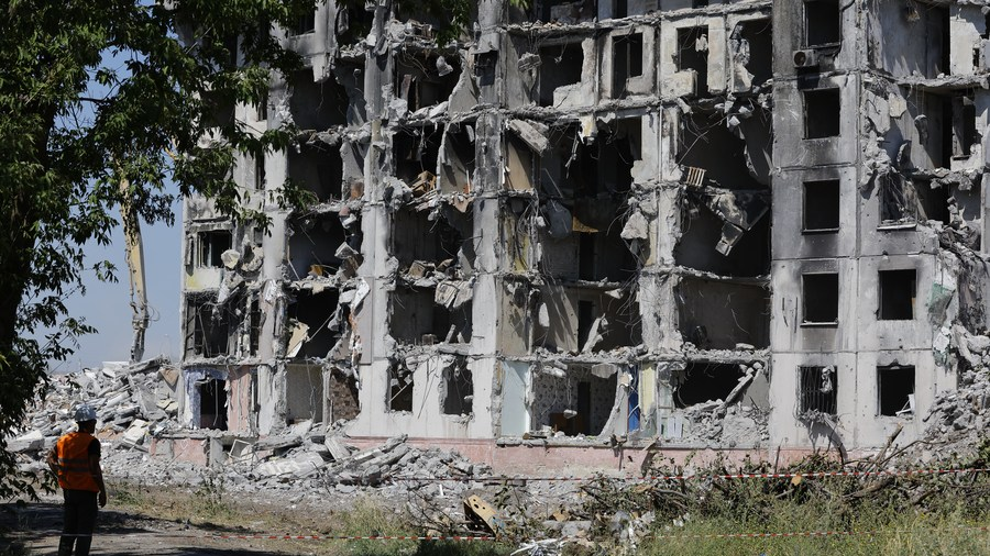 A view of a damaged building undergoing demolition in Mariupol, Ukraine, August 23, 2022. /Xinhua