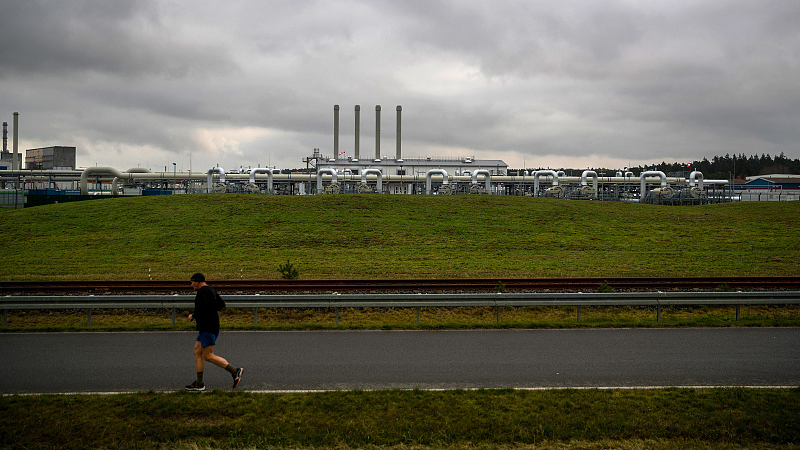 A jogger runs past the Nord Stream 2 gas receiving station in Lubmin, Germany, November 12, 2021. /CFP