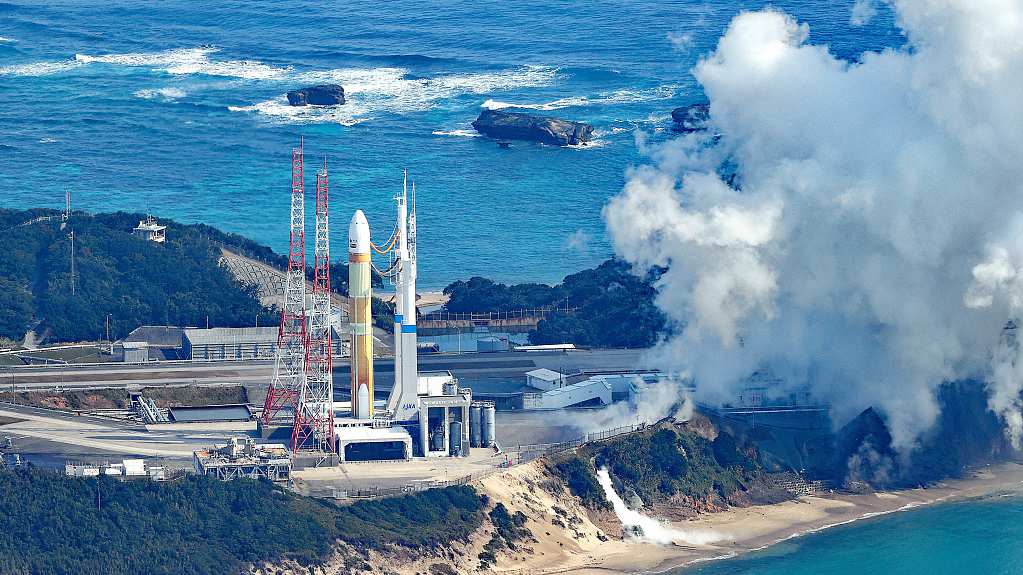 Exhaust plume rises while the H3 rocket remains on the launch pad after the scheduled liftoff time at the Tanegashima Space Center in Minamitane, Kagoshima, Japan, February 17, 2023. /CFP 