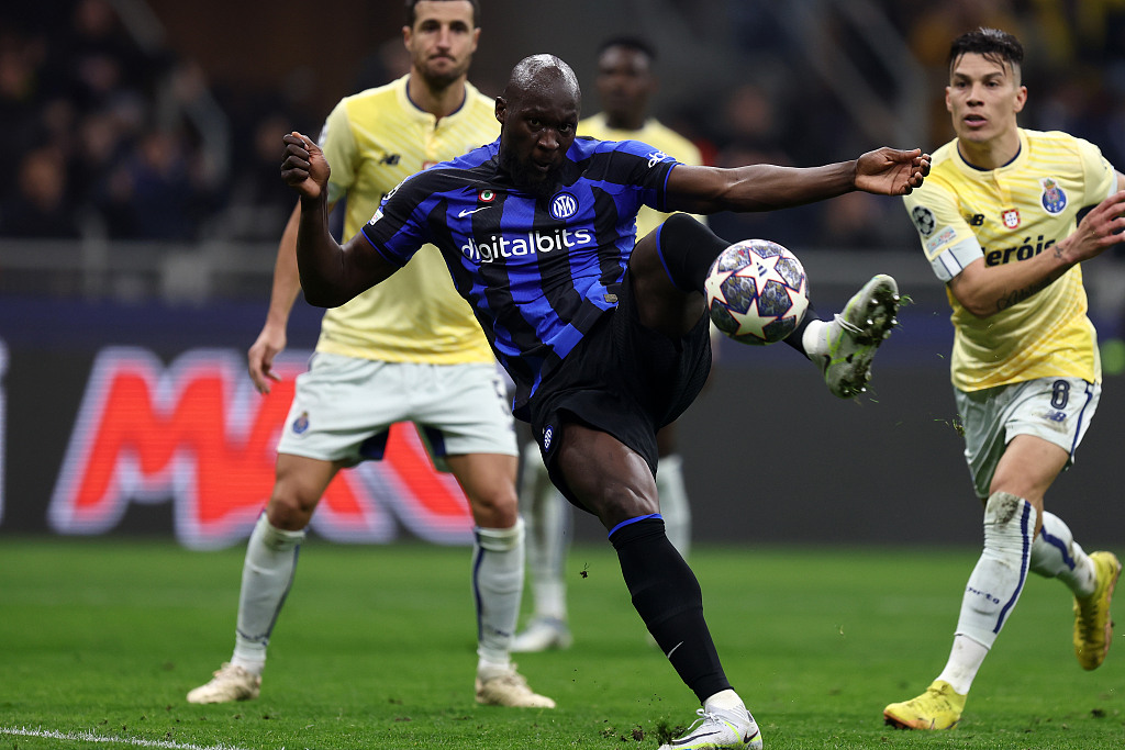 Inter Milan's Romelu Lukaku (C) scores the winner during their Champions League clash with Porto at Stadio Giuseppe Meazza in Milano Italy, February 22, 2023. /CFP