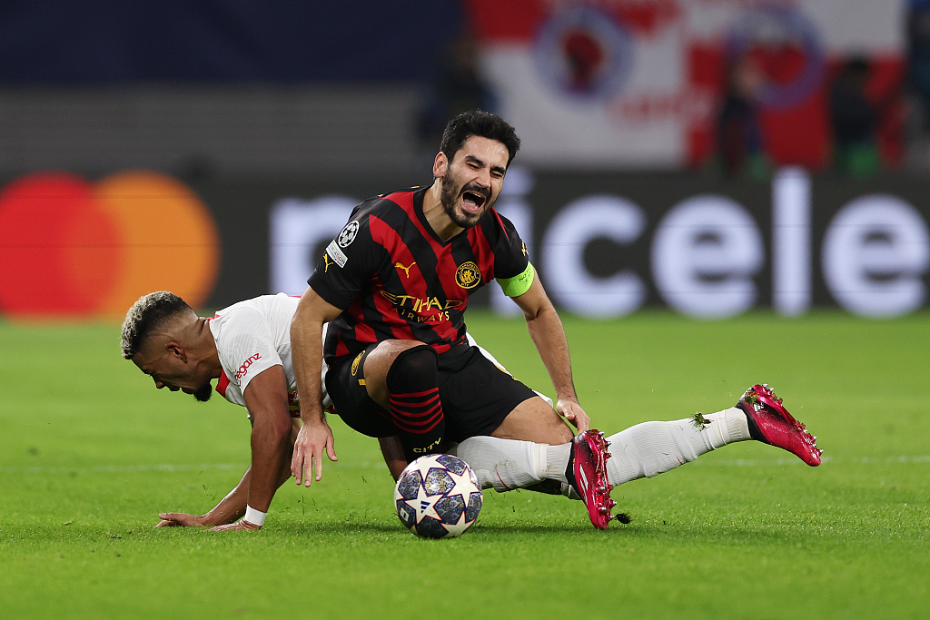 Leipzig's Benjamin Henrichs challenges for the ball with Manchester City captain Ilkay Gundogan (C) during their Champions League clash in Leipzig, Germany, February 22, 2023. /CFP