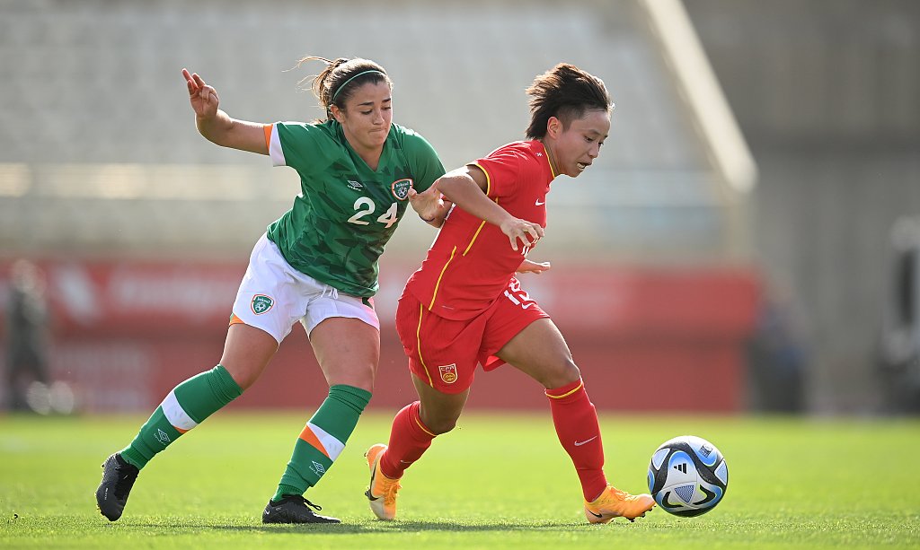 China's Zhang Linyan battles for the ball against Marissa Sheva of Republic of Ireland during the international friendly match in Algeciras, Spain, February 22, 2023. /CFP