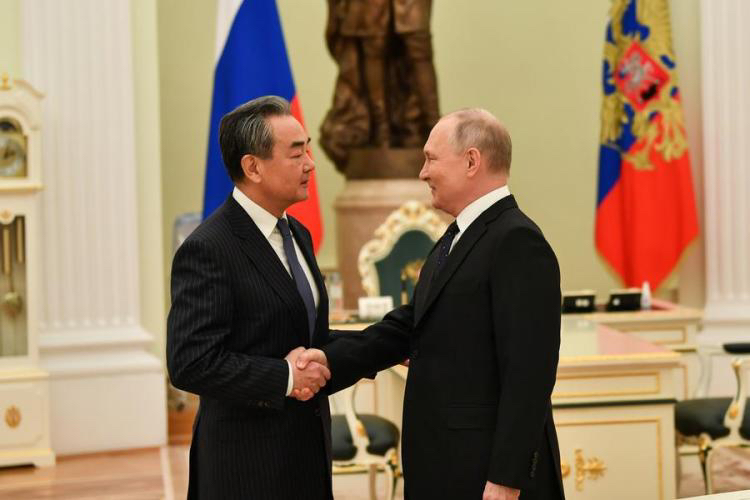 Russian President Vladimir Putin (R) meets with Director of the Office of the Foreign Affairs Commission of the CPC Central Committee Wang Yi in Moscow, Russia, February 22, 2023. /Xinhua