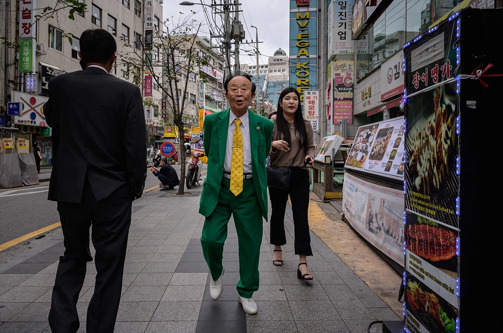 An elderly man walks along a street in Seoul. Local media report that Seoul is likely to become a 'super-aged' city by 2026 due to low births and increased life expectancy, with some 14 percent of the population aged 65 or over, citing data released by the Seoul Metropolitan Government. September 20, 2019. /CFP