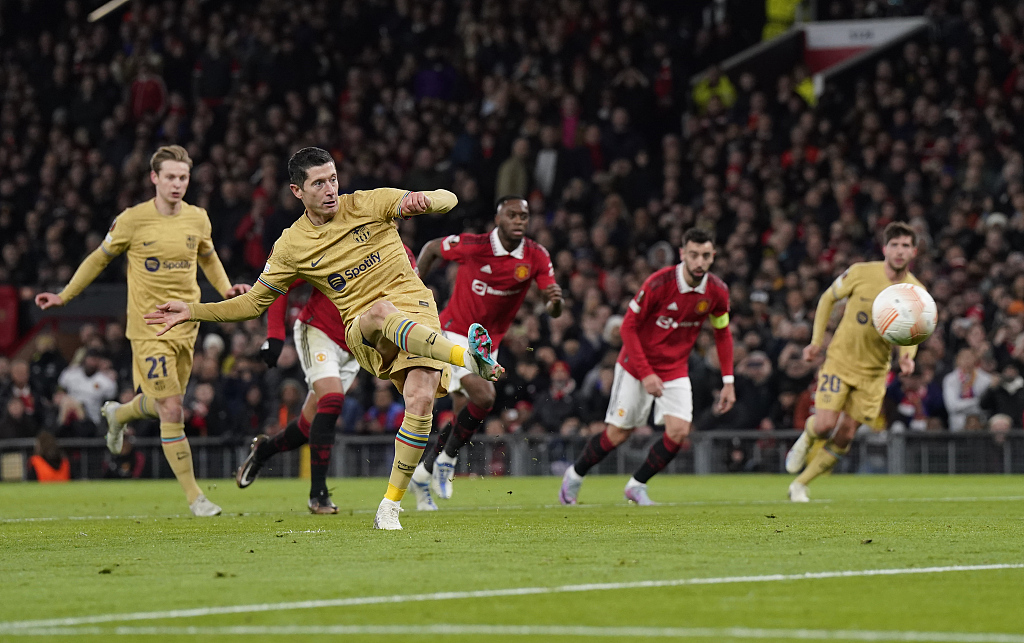Robert Lewandowski (C) of Barcelona shoots to score a penalty kick in the second-leg game of the UEFA Europa League Round of 32 competitions against Manchester United at Old Trafford in Manchester, England, February 23, 2023. /CFP