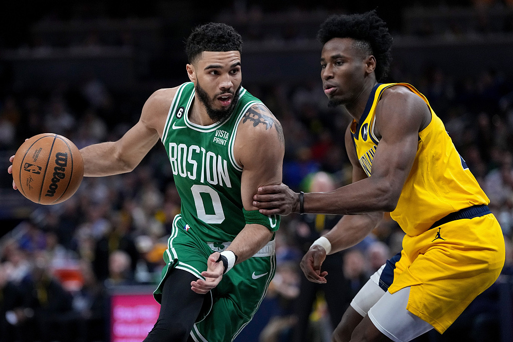 Jayson Tatum (#0) of the Boston Celtics penetrates in the game against the Indiana Pacers at Gainbridge Fieldhouse in Indianapolis, Indiana, February 23, 2023. /CFP