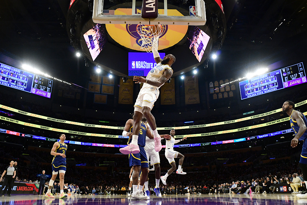 LeBron James (C) of the Los Angeles Lakers dunks in the game against the Golden State Warriors at Cryto.com Arena in Los Angeles, California, February 23, 2023. /CFP