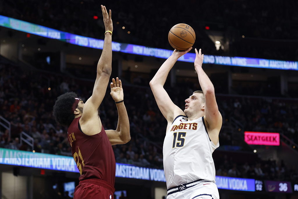 Nikola Jokic (#15) of the Denver Nuggets shoots in the game against the Cleveland Cavaliers at the Rocket Mortgage FieldHouse in Cleveland, Ohio, February 23, 2023. /CFP