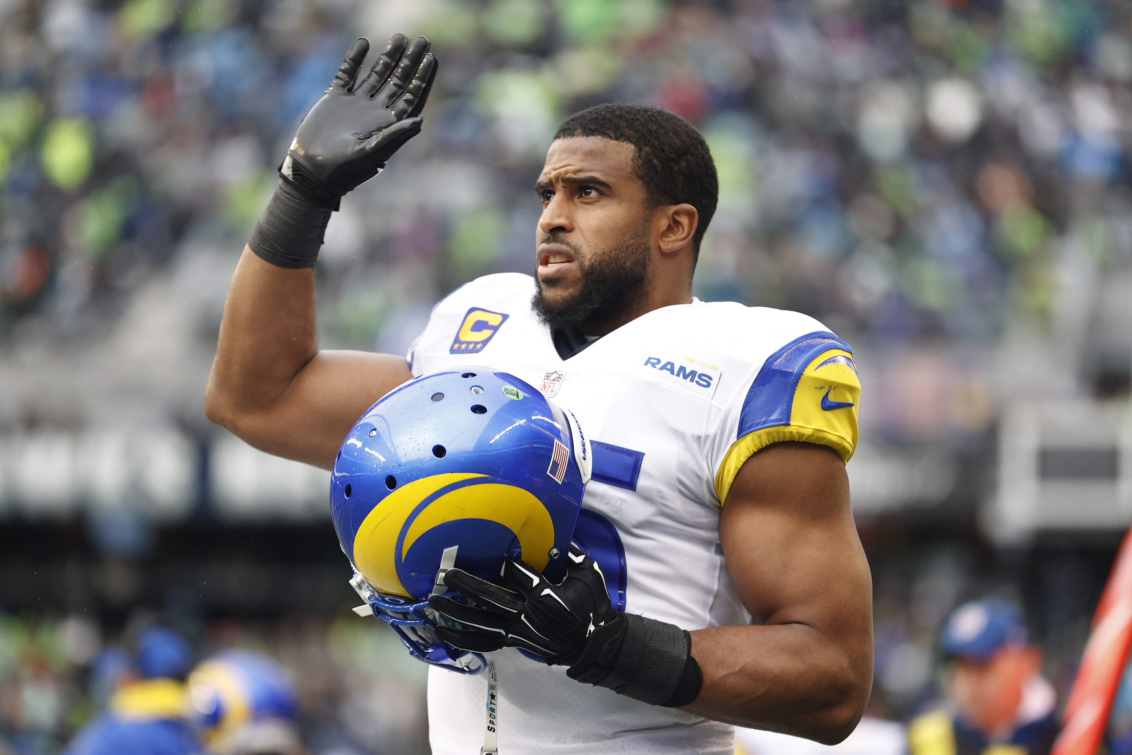 Linebacker Bobby Wagner of the Los Angeles Rams acknowledges spectators in the game against the Seattle Seahawks at Lumen Field in Seattle, Washington, January 8, 2023. /CFP 