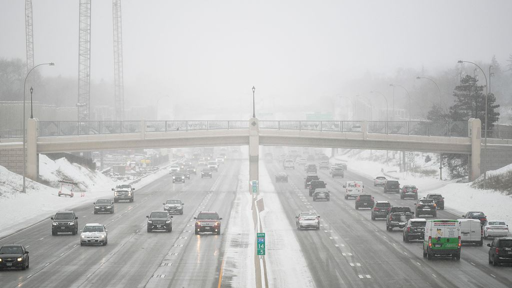 Traffic on interstate 35W during a snowstorm in Minneapolis, Minnesota, U.S., February 22, 2023. /CFP