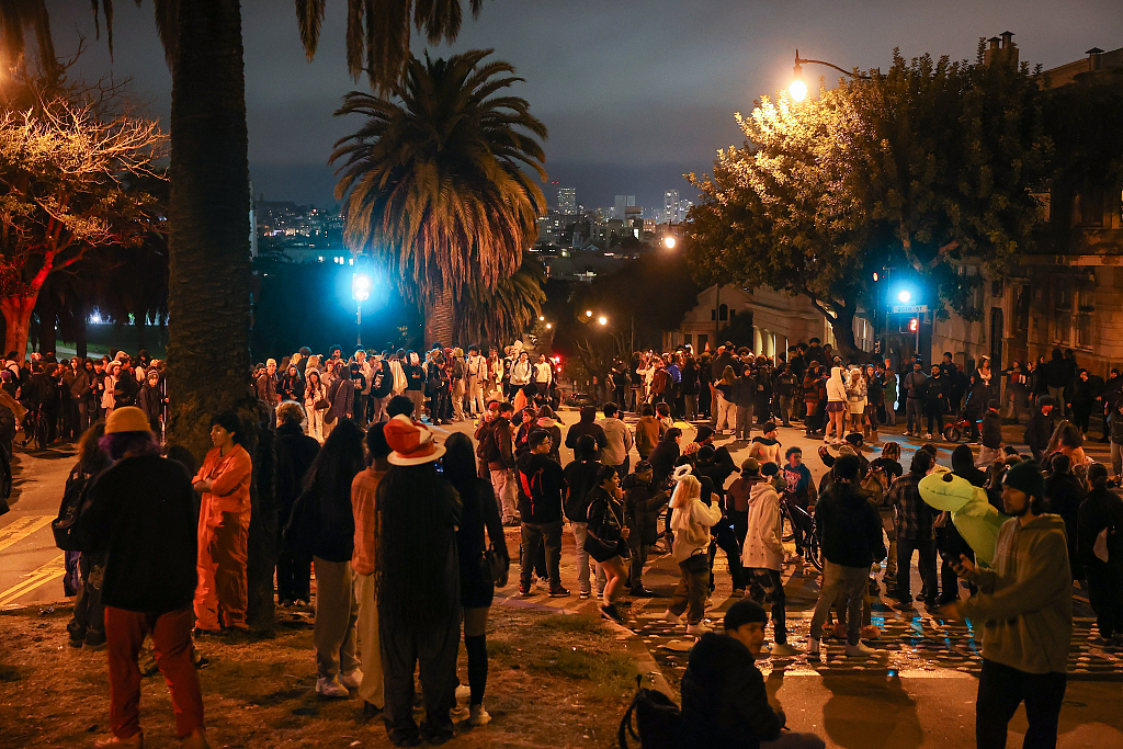 Young people gather on Dolores Street and 20th Street on Halloween night in San Francisco, California, United States, October 31, 2022. /CFP