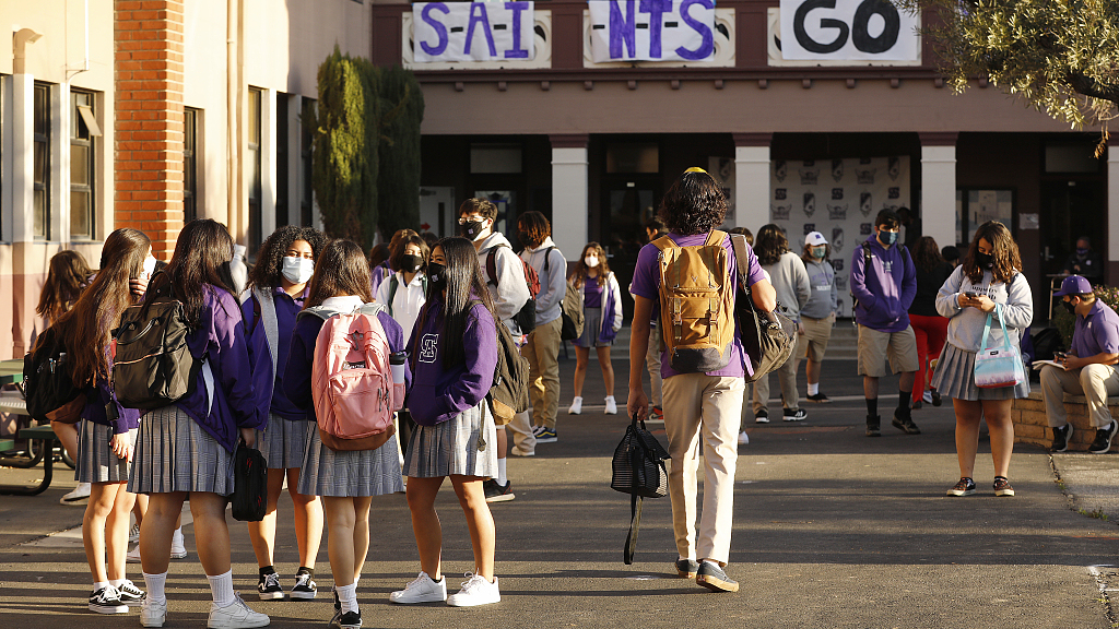 Students chat outside a building at St. Anthony Catholic High School in Long Beach, California, United States, March 24, 2021. /CFP