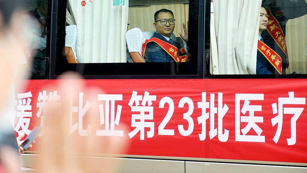 People see off the 23rd batch of the Chinese medical team deployed to Zambia in Luoyang, Henan Province, China, March 9, 2022. /CFP