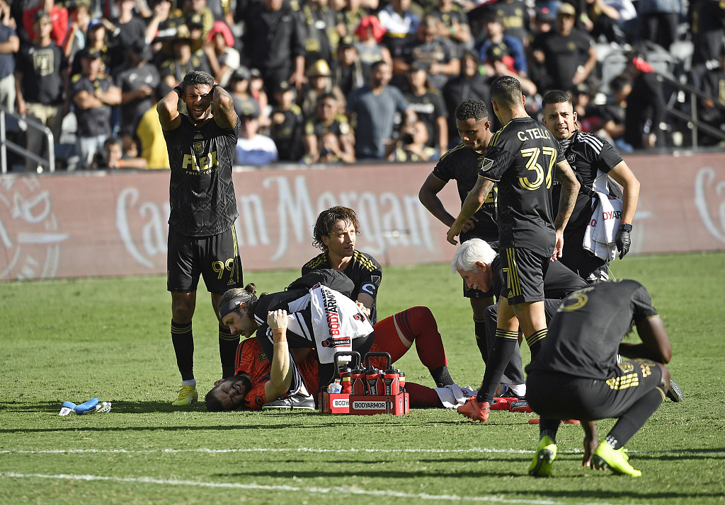 Goalkeeper Maxime Crépeau (in red outfit) of Los Angeles FC grimaces in pain after breaking his leg following a collision with Cory Burke #19 of Philadelphia Union in extra time during the MLS Cup Final in Los Angeles, U.S., November 5, 2022. /CFP